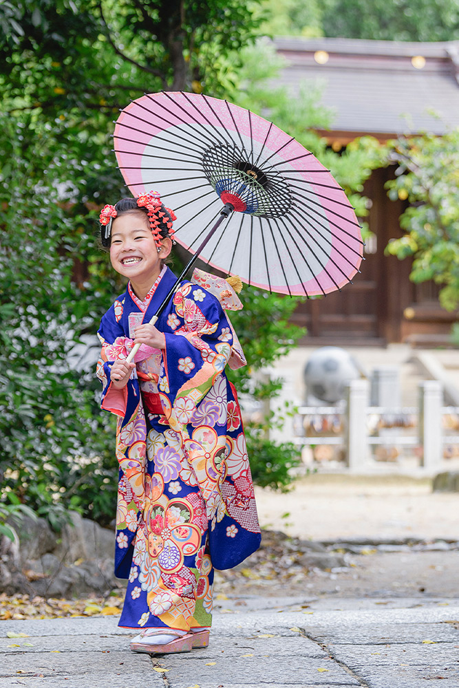 伊和志津神社の七五三撮影｜和傘を持って、石畳と灯篭の境内で